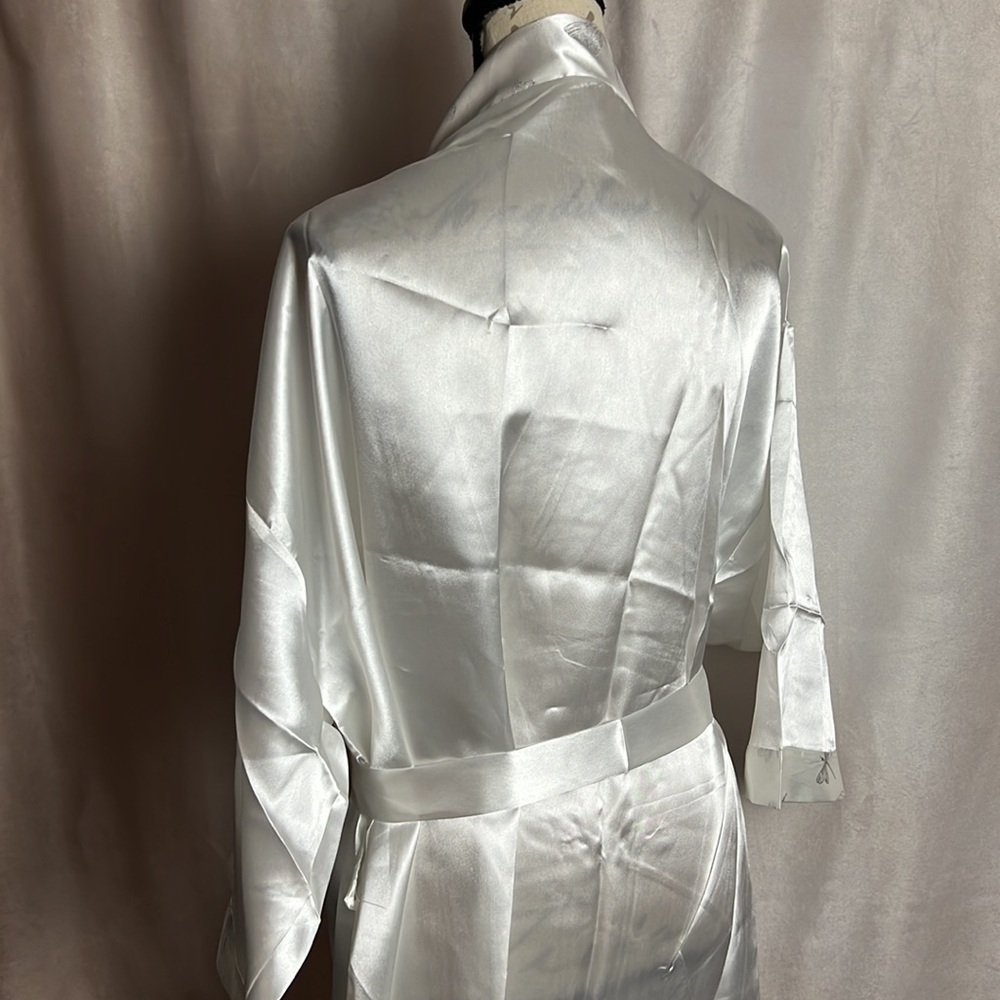 White Silky Kimono with Dragonfly designs brand new - Picture 4 of 4
